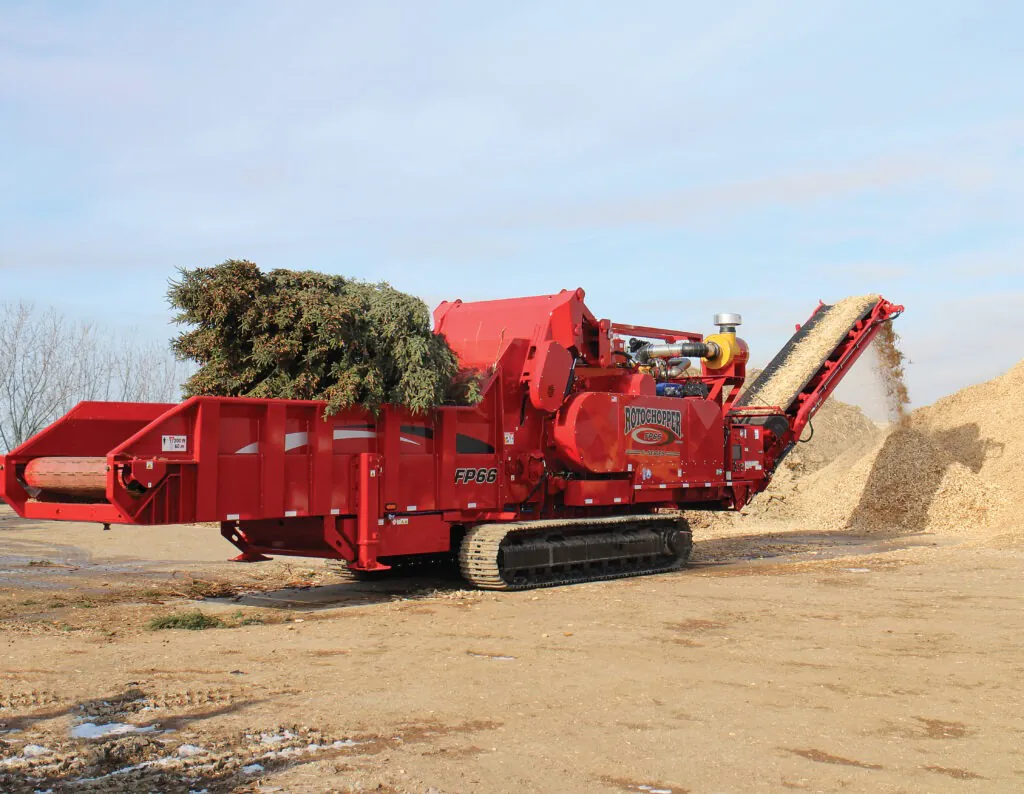 Equipamento processando material vegetal em cavaco