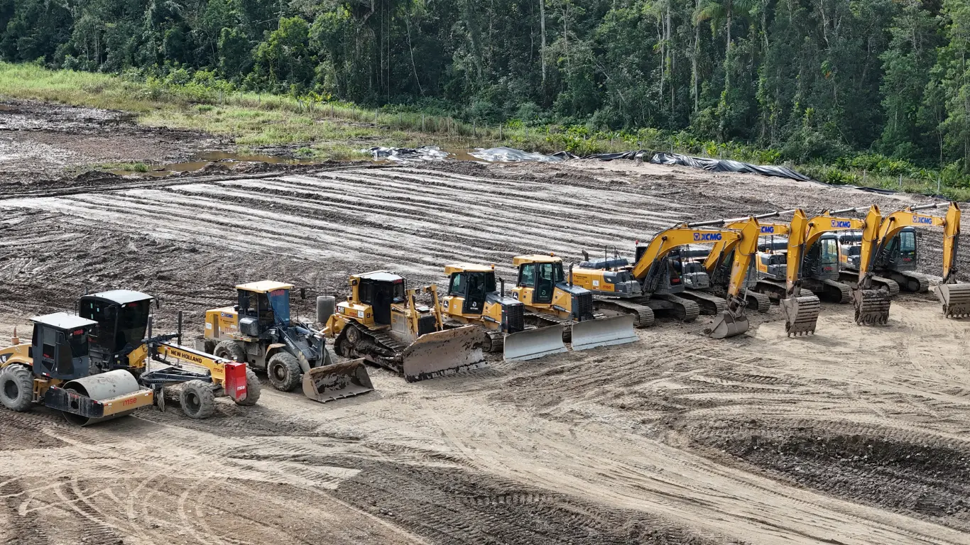 Conjunto de máquinas pesadas em área de trabalho